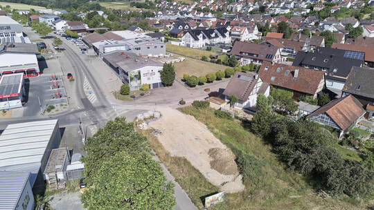 Im Öschelbronner Gewerbegebiet wird auf dem Schotterplatz (hellbraun) an der Kreuzung Industrie-/Brühlstraße wohl die erste klei Das Grundstück Ecke Industriestraße (links) und Brühlstraße ist als Standort einer dezentralen Flüchtlingsunterkunft vorgesehen.