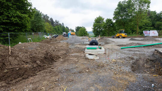 Am Knoten der Kreisstraße zwischen dem Porsche-Entwicklungszentrum und der Landesstraße zwischen Mönsheim und A8 laufen seit Mon