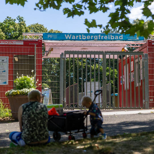 Badegäste warten vergebens auf Einlass auf dem Wartberg: Weil es Probleme mit einem externen Dienstleister gegeben habe, fehlen