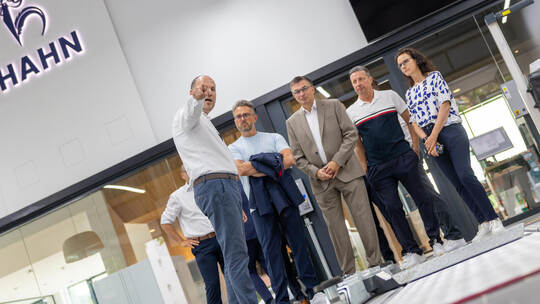Serviceleiter Roberto Gomez erklärt und Oberbürgermeister Peter Boch (Zweiter von links mit WSP-Chef Oliver Reitz) zeigt sich vo OB Besuch Autohaus Hahn Neubau