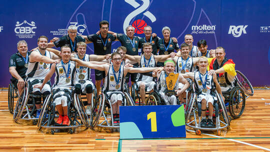 Geschafft, bar glücklich: Das deutsche U 21-Team der Rollstuhl-Basketballer nach dem Finalsieg und der Siegerehrung. Foto. A. Ho