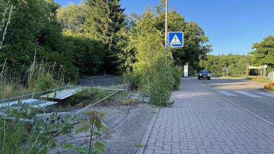 Wer nach Dobel reinfährt, sieht als erstes eine verwilderte Brache mit umgestürzten Bauzäunen. Die Gemeinde will nun dagegen vor