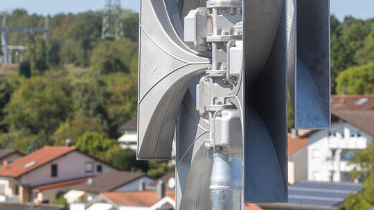 Mehr als ein Dutzend weiterer solcher moderner Warnsirenen wie jene, die 2023 auf einem Hochhaus an der Brendstraße im Arlinger