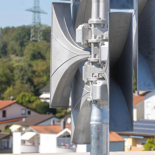 Mehr als ein Dutzend weiterer solcher moderner Warnsirenen wie jene, die 2023 auf einem Hochhaus an der Brendstraße im Arlinger