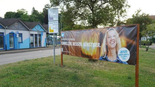 Banner am Ortsteingang zeigen, dass die Pforzheimer Stadtwerke in Ispringen bereits beim Glasfaser-Ausbau aktiv sind.