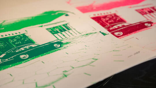 Die Motive fotografiert er selbst, meistens bei Autorennen. Sebastian Grassinger Transportation Design
