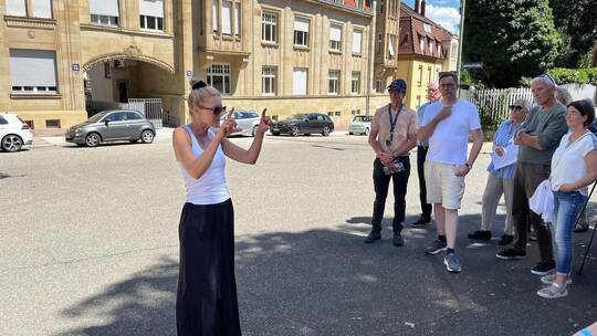 Julia Klumpp (links) berichtet von den Sanierungsarbeiten im Gebäudeensemble der Lisainestraße.