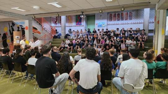 An der Verbandschule im Biet (ViB) lernen die Shcülerinnen und Shcüler nicht nur Mathematik oder Englisch, sondern blicken in ih