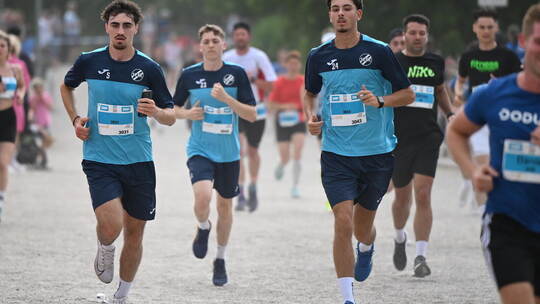 Das Foto zeigt drei CfR-Spieler der ganzen Mannschaft, die am Freitag beim SWP-CityLauf am Start waren. Foto: PZ-Archiv, Hennric