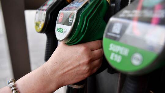 An der Tankstelle An der Tankstelle