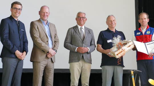 Auszeichnung: Der Vorsitzende der Bergwacht Pforzheim Daniel Schöninger (rechts) ernennt Gerhard Deißler (Zweiter von rechts) zu