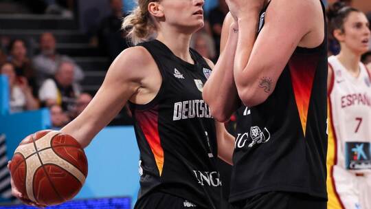 Alexandra Wilke (links) und Leonie Fiebich im Schlüsselspiel der Vorrunde gegen Spanien. Christian Charisius/dpa Spanien - Deutschland