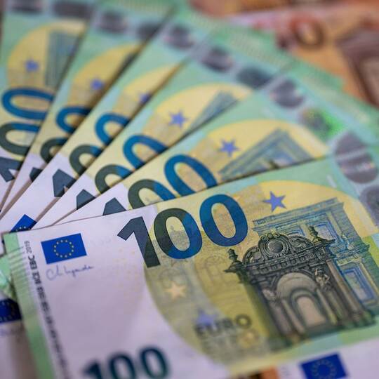 Bargeld auf einem Tisch (Symbolbild)