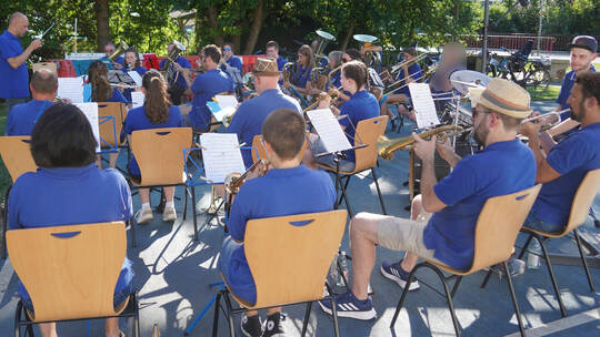 Im Grünen vor der Kämpfelbachhalle tritt am Samstagabend unter der Leitung von Alexander Meixner das große Blasorchester des Bil
