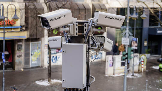 Zum Beispiel im Frankfurter Bahnhofsviertel, einem Kriminalitätsschwerpunkt, gibt es Videoüberwachung. KI soll dabei helfen. Neue Videoschutzanlage im Frankfurter Bahnhofsviertel