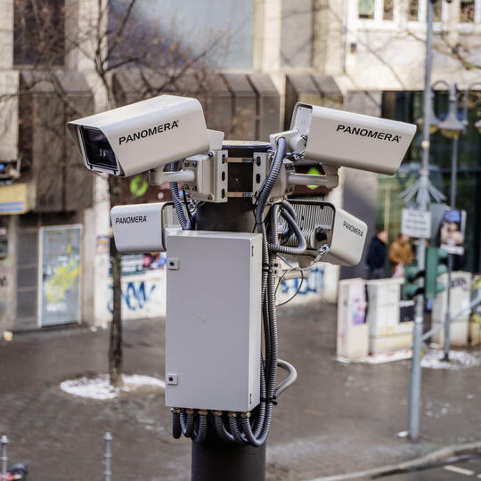 Zum Beispiel im Frankfurter Bahnhofsviertel, einem Kriminalitätsschwerpunkt, gibt es Videoüberwachung. KI soll dabei helfen. Neue Videoschutzanlage im Frankfurter Bahnhofsviertel