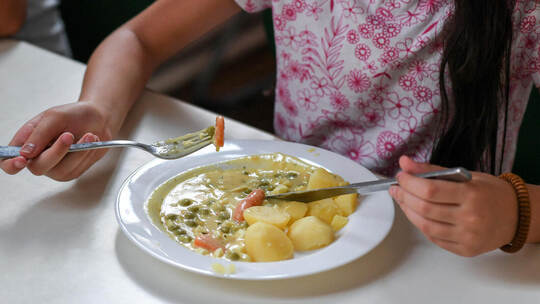 Debatte um die Preise für das Mittagessen für Kinder und Schüle. Foto: Jens Kalaene, dpa Schulessen