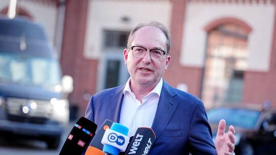 Bundesinnenminister Dobrindt besucht BKA