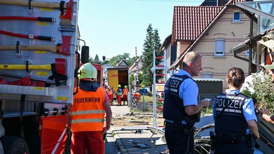 Lastwagen kommt von der Straße ab und kracht in Gaststätte