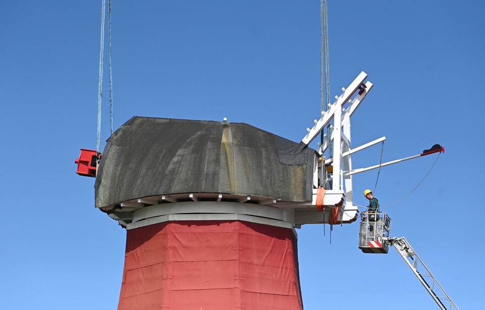 Greetsieler Wahrzeichen Rote Windmühle erhält Kappe wieder