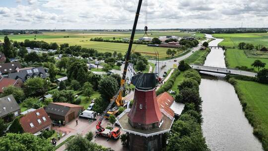Greetsieler Wahrzeichen Rote Windmühle erhält Kappe wieder