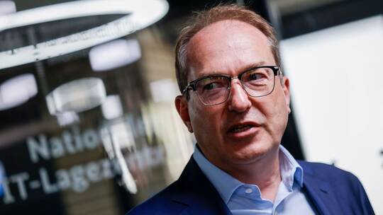 Bundesinnenminister Dobrindt besucht das IT-Lagezentrum des BSI