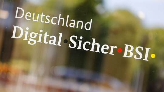 Bundesinnenminister Dobrindt besucht das IT-Lagezentrum des BSI