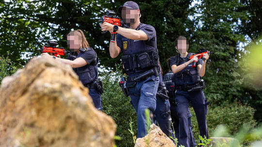 „Amok-Alarm“: Mit Attrappen in Händen machen sich Polizisten auf den Weg in die Katakomben des Siloahs. Siloah Notfall Intensiv Workshops