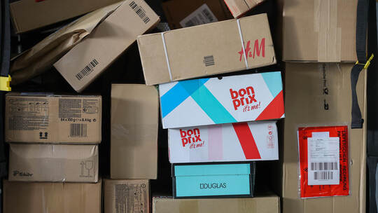 Die Paketflut verändert den Alltag bei der Post total. Foto: Jan Woitas/dpa Post