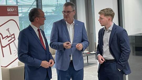 Richard Wolf-Geschäftsführer Jürgen Steinbeck (Mitte) erläutert CDU-Staatsminister Gunther Krichbaum (links) und CDU-Landtagskan