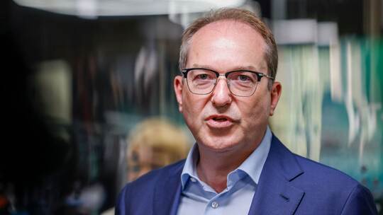 Bundesinnenminister Dobrindt besucht das IT-Lagezentrum des BSI