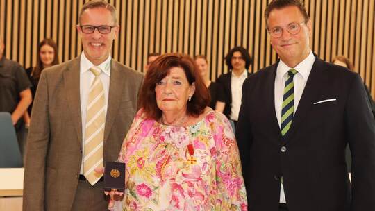 Für ihr Lebenswerk für das Wohl der Schwächsten wurde Ursula Marquardt (Mitte) aus Friolzheim mit der Verdienstmedaille der Bund