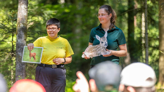 So sehen Rehe aus: Waldpädagogin Carina Deuble (rechts) und Jennifer Knepper bringen den Kindern die Waldbewohner näher. Röhr Waldpädagogik Schömberg ForstBW