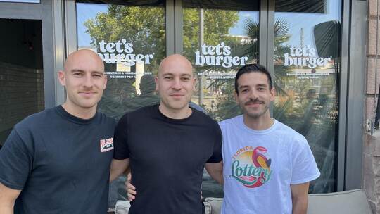 Ediz, Tanyel und Timur Yelkenkayalar (von links) von „Tet’s Burger“ öffnen im August ihren Pop-Up Laden. Fiess