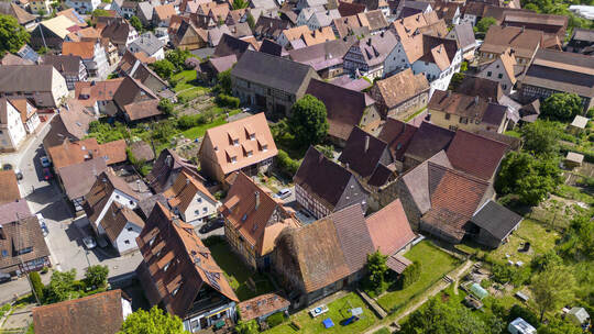 Die Anfang der 1970er-Jahre noch eigenständige Gemeinde Lienzingen hatte seinerzeit vor dem Staatsgerichtshof gegen die Einglied Lienzingen Altbau Hausdächer Solaranlagen