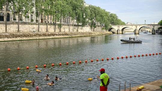 Schwimmen in der Seine Schwimmen in der Seine