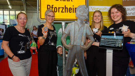 Das Team der Stadt Pforzheim (Stefanie Bohn, Petra Ottmüller, Annelie Braun und Philena Gross, von links) stellt die zahlreichen