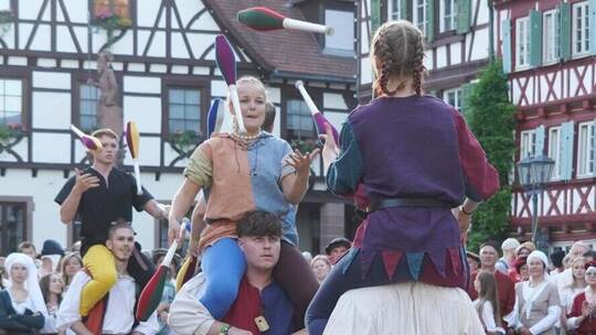Jonglage auf höchstem Niveau zeigt die Gruppe „Loeffelstielzchen“.