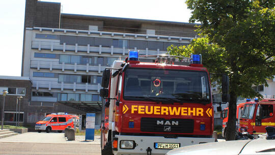 50 Einsatzkräfte der Feuerwehr Mühlacker und den Stadtteilen erkunden bei der Übung die örtlichen Gegebenheiten im RKH Krankenha