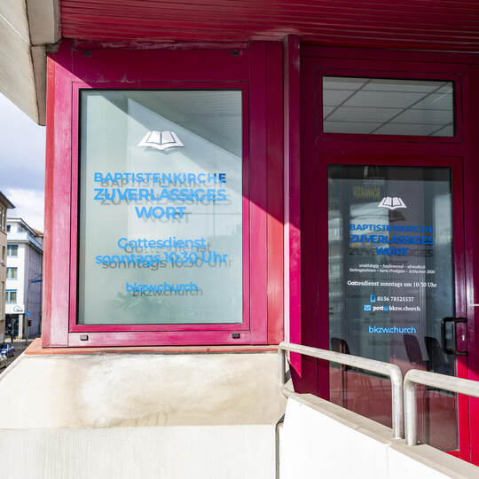 Hinter diesen Glastüren befanden sich die Räume der Sekte „Zuverlässiges Wort“. Dort wurden auch Videos aufgezeichnet. Zwischenz Baptistenkirche Zuverlässiges Wort