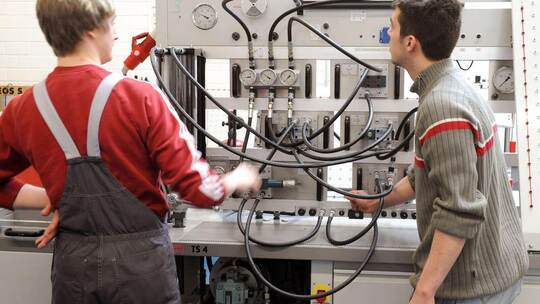 In einem Bildungs- und Technologiezentrum der Handwerkskammer arbeiten angehende Kraftfahrzeugmechatroniker an einer hydraulisch Lehrlingsausbildung