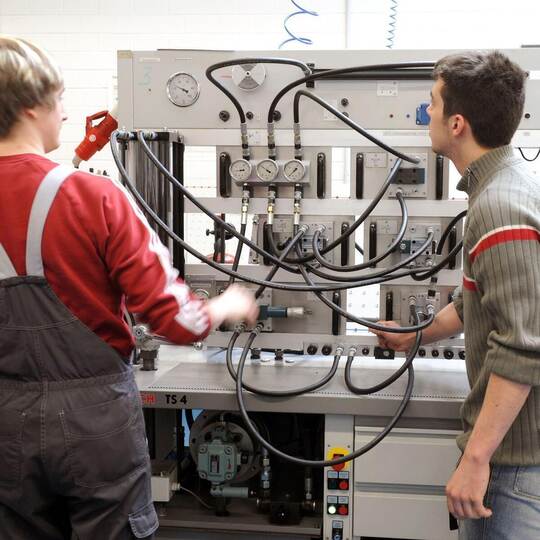 In einem Bildungs- und Technologiezentrum der Handwerkskammer arbeiten angehende Kraftfahrzeugmechatroniker an einer hydraulisch Lehrlingsausbildung