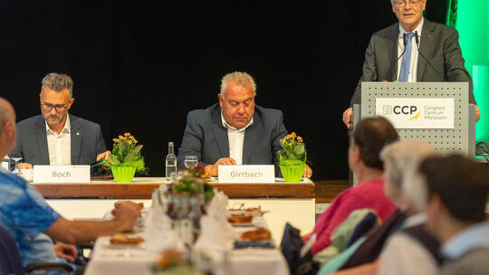 Vor circa 100 Teilnehmenden fand die 104. Gesellschafterversammlung der Pforzheimer Bau und Grund GmbH statt. Auf dem Podium: (v