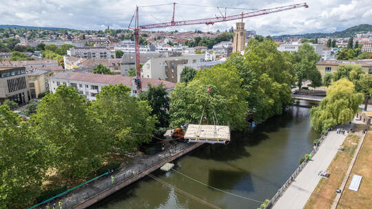 Über die Baumwipfel hinweg wird die 72 Quadratmeter große Bühne am Waisenhausplatz auf die Enz gesetzt. Meyer