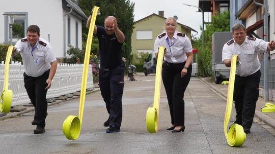 Beim Pokalwettkampf machen Jérémie Paupy, Kreisbrandmeister Carsten Sorg, Stefanie Dörr und der Kieselbronner Kommandant Matthia