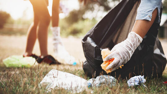 Nicht unbedingt mit Handschuhen aber durchaus gründlich sollen Camper spätestens nach dem „Happiness“ ihren Unrat einsammeln. We