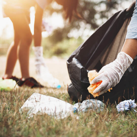 Nicht unbedingt mit Handschuhen aber durchaus gründlich sollen Camper spätestens nach dem „Happiness“ ihren Unrat einsammeln. We