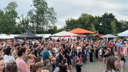Unzählige Personen haben am Wochenende das Ittersbacher „Kuckucksfeschd“ besucht und erwartungsvoll dem Bühnenprogramm gelauscht