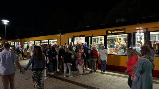 Menschentrauben drängen sich vor einer völlig überfüllten Enztalbahn am Bad Wildbader Kurpark.Foto: Touristik Bad Wildbad/Bott