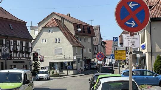 In der Freudensteiner Straße Richtung Knittlinger Rathaus-Kreuzung wird die Fahrbahn wegen des Verkehrs zu bestimmten Tageszeite